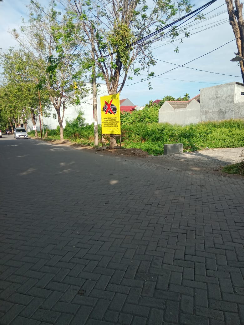 Suasana Penggantian Banner Larangan Parkir Mahasiswa